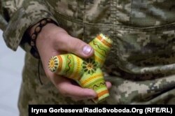 Вадим Сухаревский держит сувенир – тетрапод, символ обороны Мариуполя