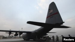 АКШнын Геркулес деген ат менен белгилүү C-130 аскерий-транспорттук самолету Багдад аэропортунда. 15-декабрь 2011
