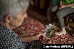 Нелли Папава держит в руках фотографию своей молодости