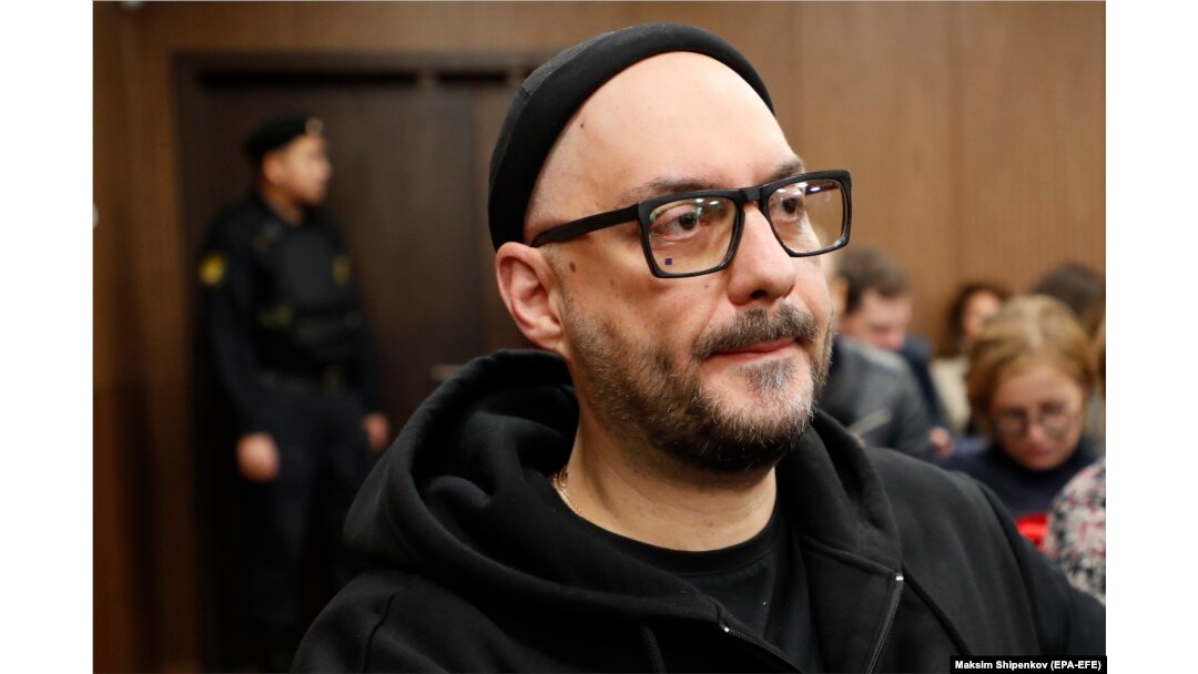 Киімдегі жетілген әйелдер бейнеленген онлайн порно