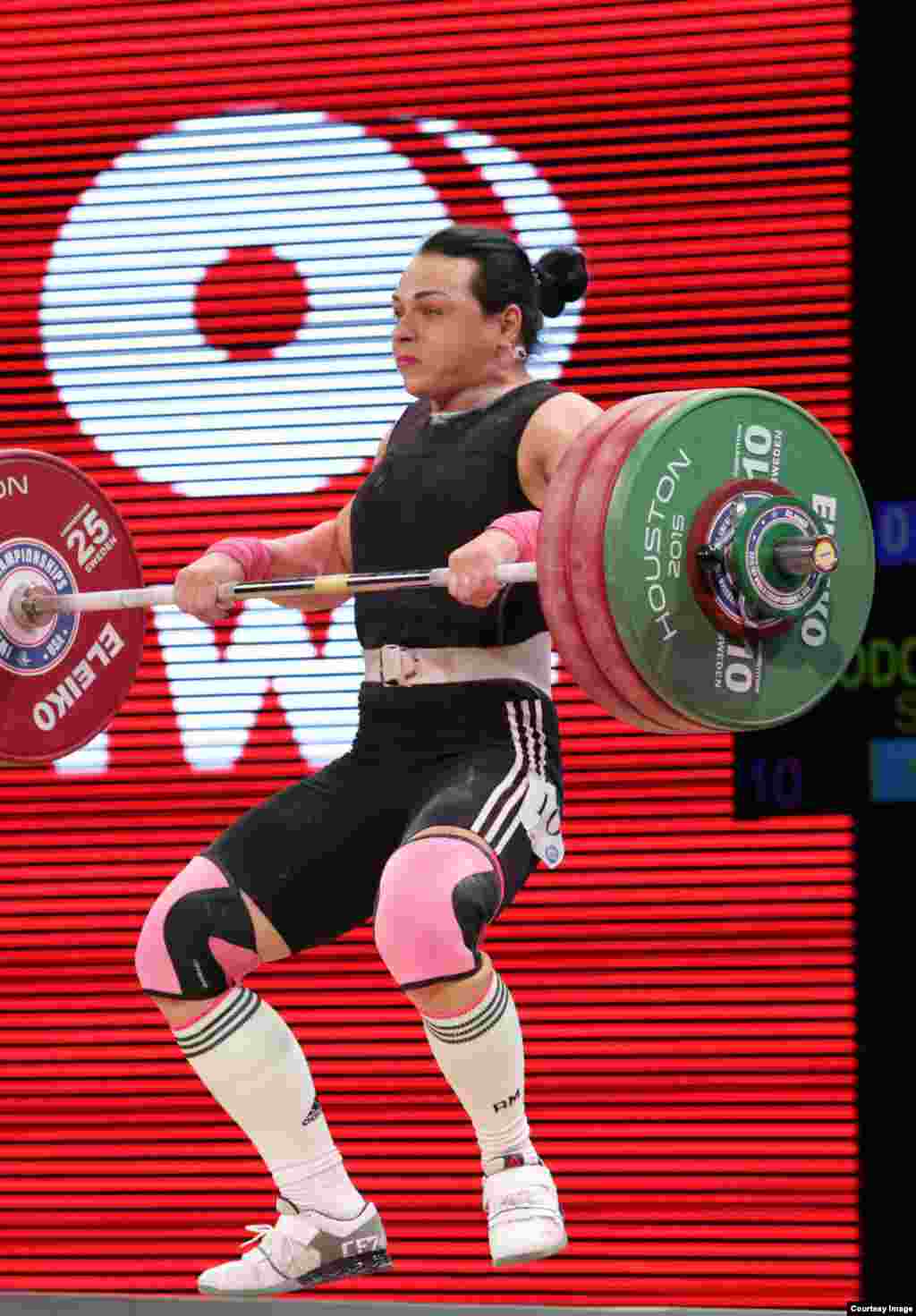 Олимпийская чемпионка Светлана Подобедова на чемпионате в Хьюстоне довольствовалась четвертым местом. Она впервые выступает на международной арене после лондонской Олимпиады. Фото предоставлено пресс-службой Федерации тяжелой атлетики Казахстана. 