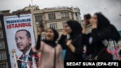 Recep Tayyip Erdogan-ın İstanbulda Taksim meydanındakı seçki plakatı