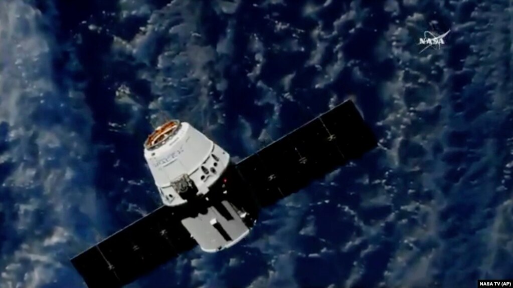 Транспортник компании SpaceX на подлёте к Международной космической станции (МКС), 2 июля 2018