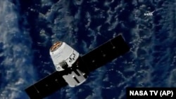 Транспортник компании SpaceX на подлете к Международной космической станции (МКС), 2 июля 2018