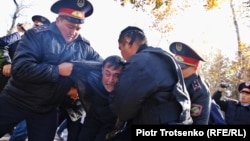 Задержание на площади Астана в Алматы. 26 октября 2019 года.