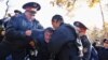 Полиция Төле би және Панфилов көшелерінің қиылысында адамдарды ұстап жатыр. Алматы, 26 қазан 2019 жыл.