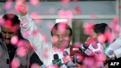 Пәкістанның бұрынғы премьер-министрі Первез Мушарраф әуежайға келген жақтастарына амандасып тұр. Карачи, 24 наурыз 2013 жыл. 
