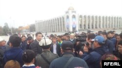 Митингге чогулгандар