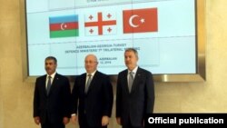 На фото (слева направо): Закир Гасанов, Леван Изория и министр обороны Турции Хулуси Акар. Габала, 12 июня 2019 г.
