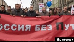 2012-ci ildə Sankt-Peterburqda müxalifətçilər A.Navalnı, H.Kasparov və S.Udaltsovun təşkil etdiyi "Ədalətli seçkilər uğrunda" nümayişi.