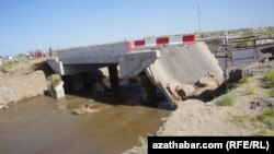 Паводком разрушены несколько мостов на Амударье, Лебапская область (архивное фото)
