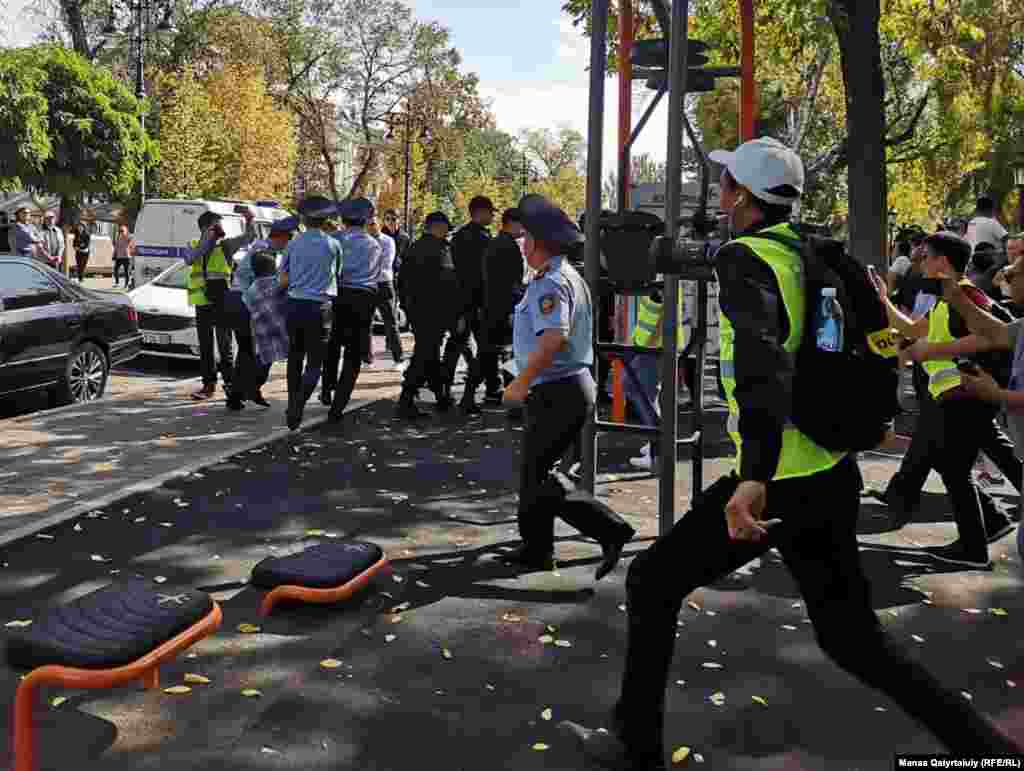 Вслед полиция начала задержания.