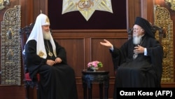 Вселенський патріарх Варфоломій (п) і Московський патріарх Кирило (л) під час зустрічі у Стамбулі, 31 серпня 2018 року