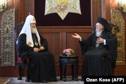 Russian Patriarch Kirill (left) and Greek Orthodox Ecumenical Patriarch Bartholomew I (right) in Istanbul on August 31.