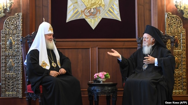 Предстоятель РПЦ Кирил (зліва) і Вселенський патріарх Варфоломій I. Стамбул, 31 серпня 2018 року