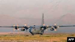 یک فروند سی ۱۳۰ ارتش آمریکا در فرودگاه کابل در سال ۲۰۱۲