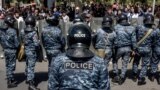 Армянская полиция блокирует улицу 