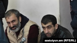 Արարատ Խանդոյանը (ձ) և Արման Առաքելյանը դատարանի դահլիճում: 15-ը դեկտեմբերի, 2016 թ․