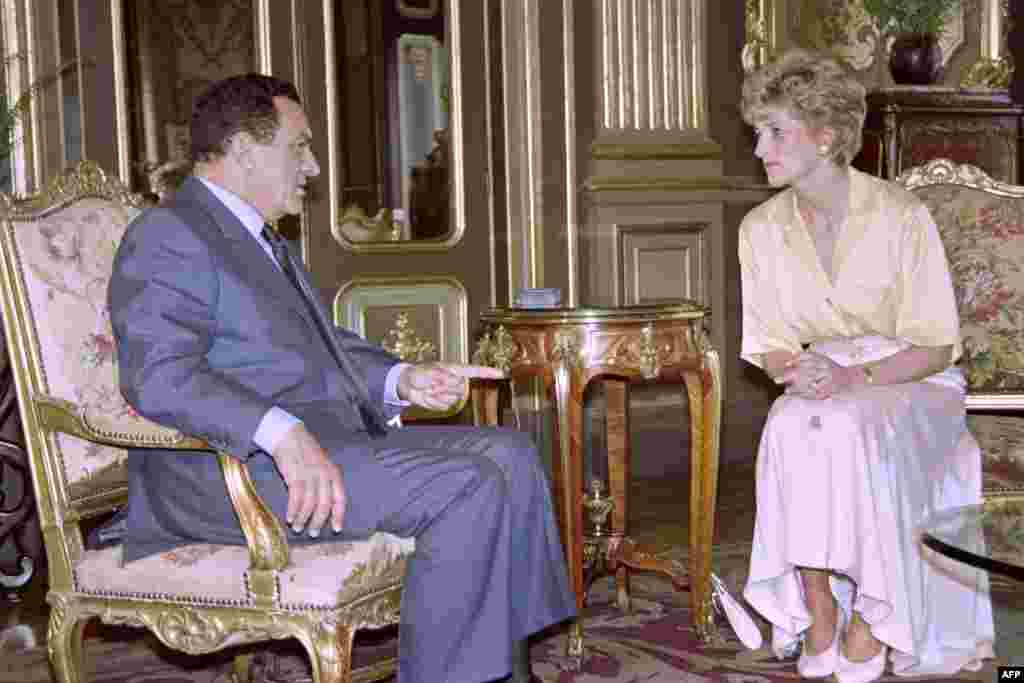 Принцеса Уельська слухає президента Єгипту Хосні Мубарака під час її візиту до цієї країни 12 травня 1992 року.