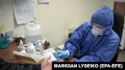 Medic care efectuează un test rapid pentru coronavirus