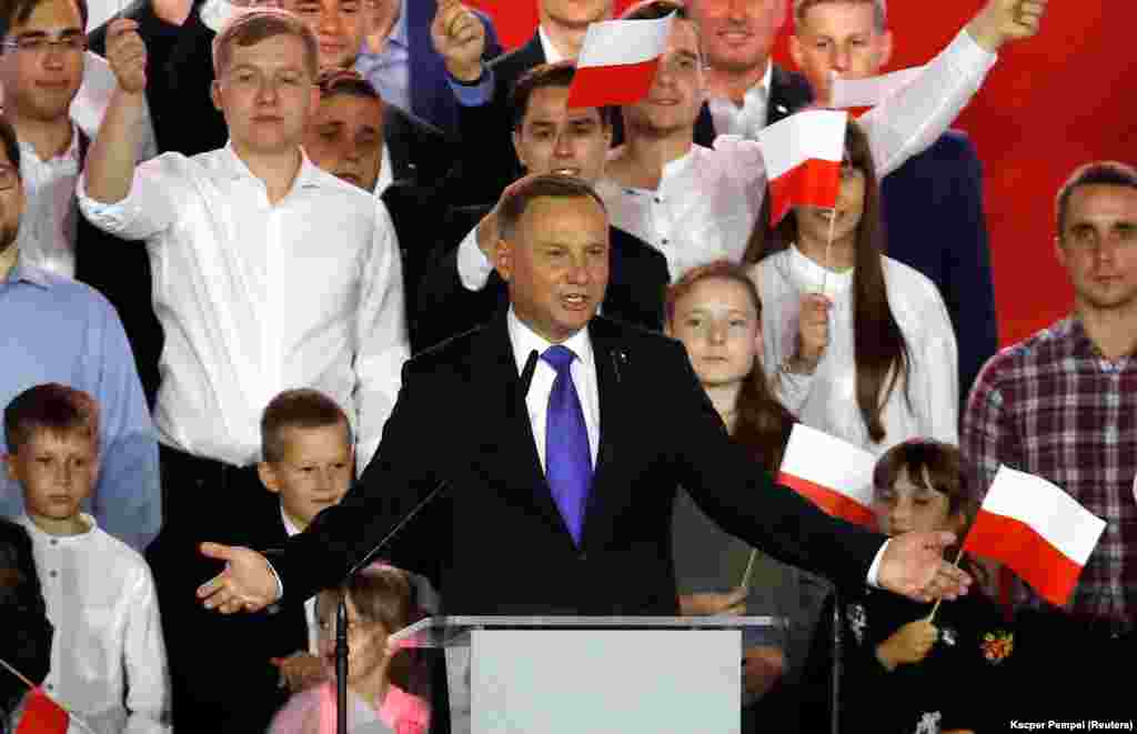 ПОЛСКА - Актуелниот кандидат на Полска, Анджеј Дуда победи на претседателските избори, покажуваат резултатите од 99,97% од избирачките места. Оваа победа, како што наведува агенцијата Ројтерс, ќе им овозможи на владејачките националисти да ги продлабочат своите конзервативни реформи.