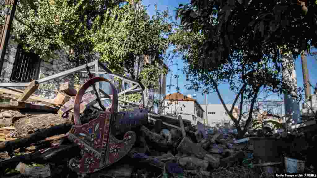 Në Thumanë, një djep ka mbetur afër një ndërtese të demoluar nga autoritet shqiptare. Në mesin e viktimave të tërmetit të 26 nëntorit të vitit 2019, kishte edhe fëmijë.