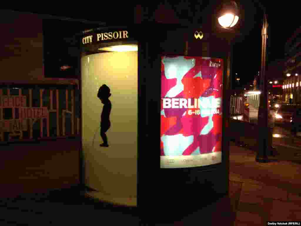 Рекламы Берлинале повсюду, даже на писсуаре 