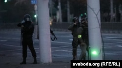 Милиция бейбіт шеруге шыққан демонстранттарға қарсы арнайы құралдар қолданды. Минск, 25 қазан 2020 жыл.