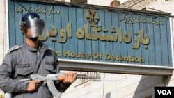 A policeman stands guard outside Iran's notorious Evin prison. (file photo)