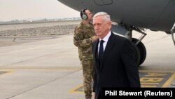 Американскиот секретар за одбрана Џим Матис при пристигнувањето во Кабул