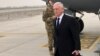 Министр обороны США Джим Мэттис выходит из самолета в Кабуле