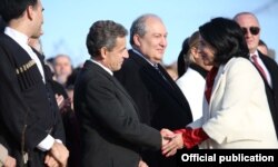 زورابیشویلی و سرکوزی، رئیس‌جمهوری پیشین فرانسه، در مراسم سوگند