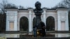 Кримчани принесли квіти до пам&#39;ятника Шевченку в Сімферополі