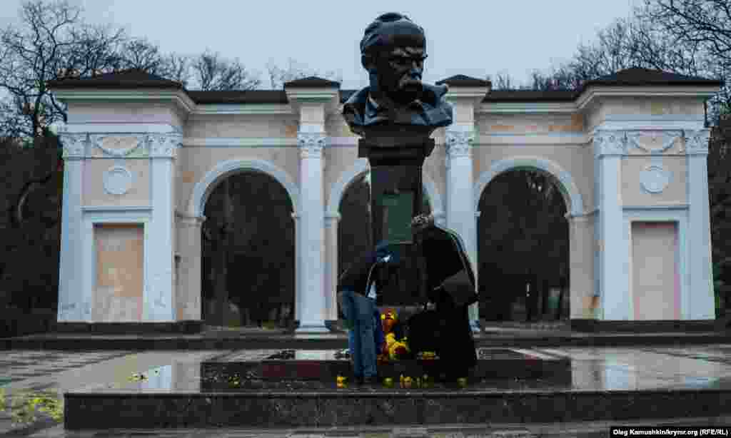 Крымчане принесли цветы к памятнику Тараса Шевченко в Симферополе.