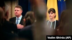 Laura Codruța Kövesi, la acea vreme procuror-șef al DNA, alături de președintele Klaus Iohannis, București, 23 februarie 2017. Șeful statului a semnat decretul demiterii acesteia în iulie 2018.
