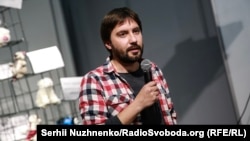 Антон Наумлюк на виставці «Доросле кримське дитинство». Київ, Україна. Архівне фото