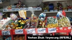 Конфеты и шоколадки «Roshen» в севастопольском магазине. Иллюстрационное фото
