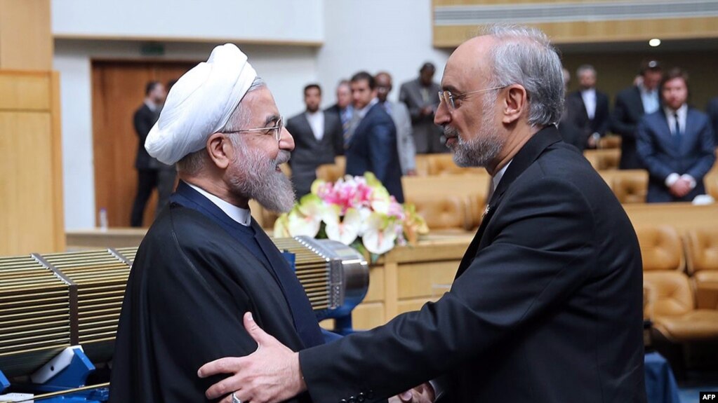 حسن روحانی (چپ) در کنار علی‌اکبر صالحی، مدیر سابق سازمان انرژی اتمی