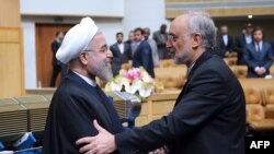 حسن روحانی (چپ) در کنار علی‌اکبر صالحی، مدیر سابق سازمان انرژی اتمی