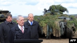 Министр обороны Литвы Раймондос, глава Пентагона Джим Мэттис и министр обороны Латвии Раймондис Бергманис.