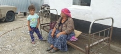 Батима Асанова, жительница села Каскабулак, с внучкой во дворе дома. Таласский район, Жамбылская область. 12 августа 2020 года.