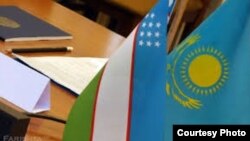 Флаги Казахстана и Узбекистана.