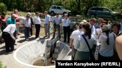 Журналистам показывают систему водоучёта на трансграничной реке Аспара. Кыргызстан, село Чолок-Арык, 23 июня 2014 года.
