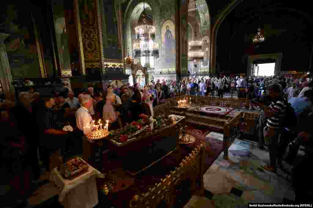 Володимирський собор заповнений людьми і квітами