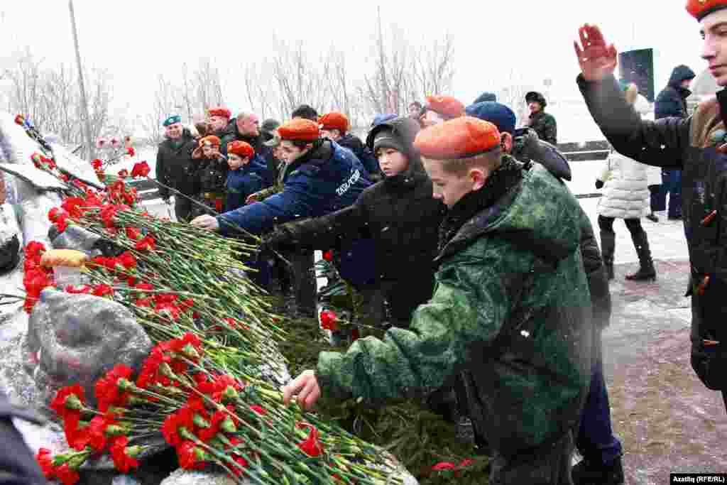 Казандагы хәрби мәктәп укучылары һәйкәлгә чәчәкләр сала