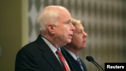 John McCain dhe Lindsey Graham, foto nga arkivi 