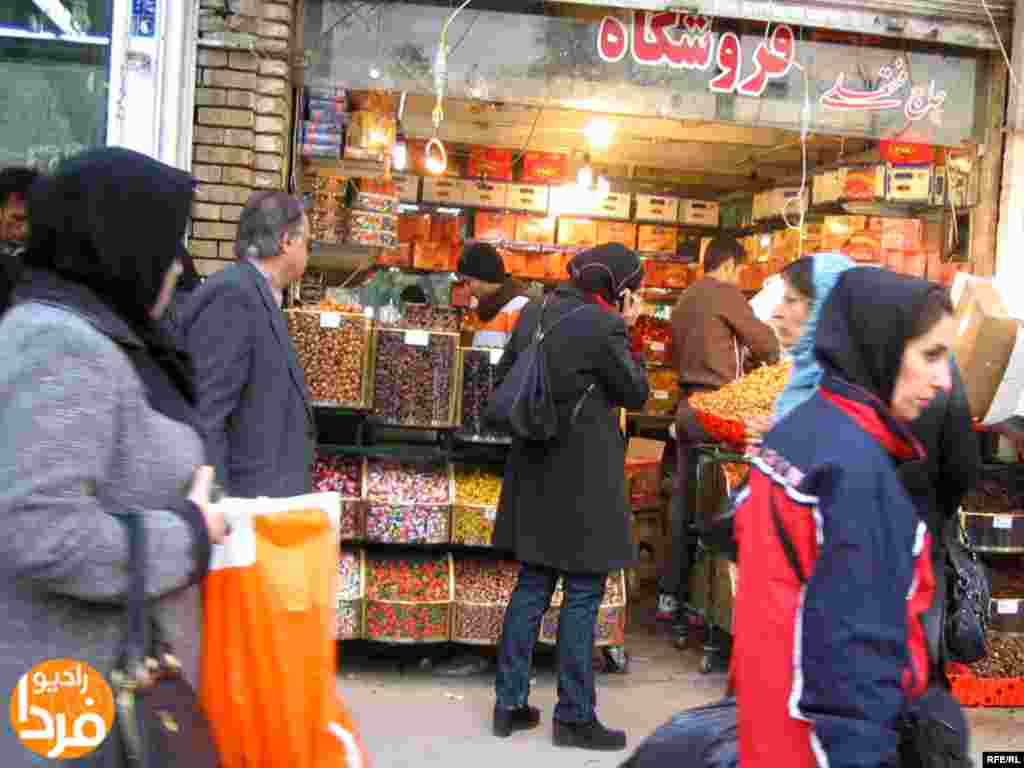 حال و هوای بازار تهران در راسته خشکبارفروشان را فقط می‌شود با شب‌های عید مقایسه کرد