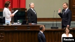 Анджей Дуда (п) складає присягу в парламенті Польщі, 6 серпня 2015 року