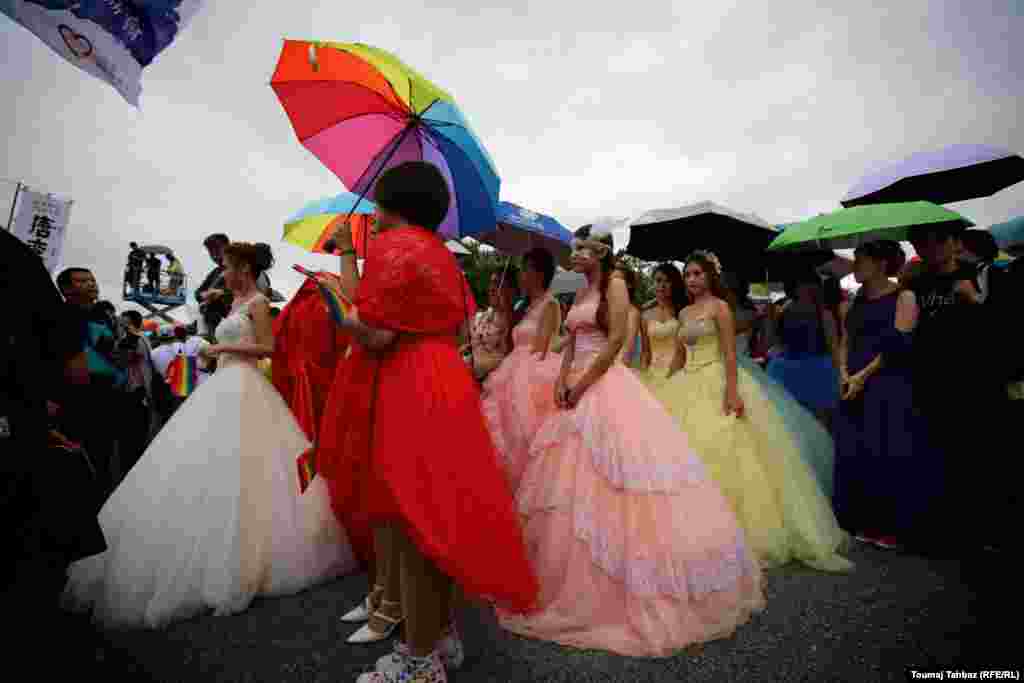 راهپیمایی اصلی در تایپه در هشتم آبان، متمرکز بر اعطای حقوق بیشتر قانونی، از جمله حق شراکت و ازدواج است. گروهی از زنان همجنس&zwnj;گرا با پوشیدن لباس عروس در نزدیکی پارلمان تایوان؛ محل آغاز راهپیمایی.