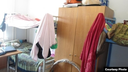 В комнате девушек общежития Кокандского пединститута установили скрытую камеру. С какой целью?